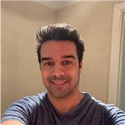 Profesor de matemáticas imparte clase en los niveles de secundaria (ESO y Bachillerato) y universidad